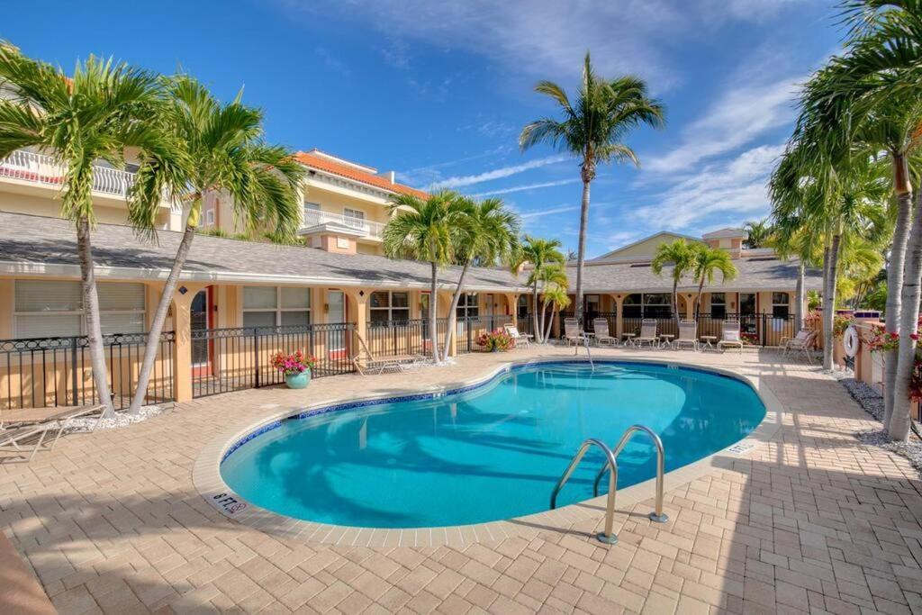 Walk To The Beach And Restaurants! - Coconut Villa'S Suite 2 St. Pete Beach Exterior foto